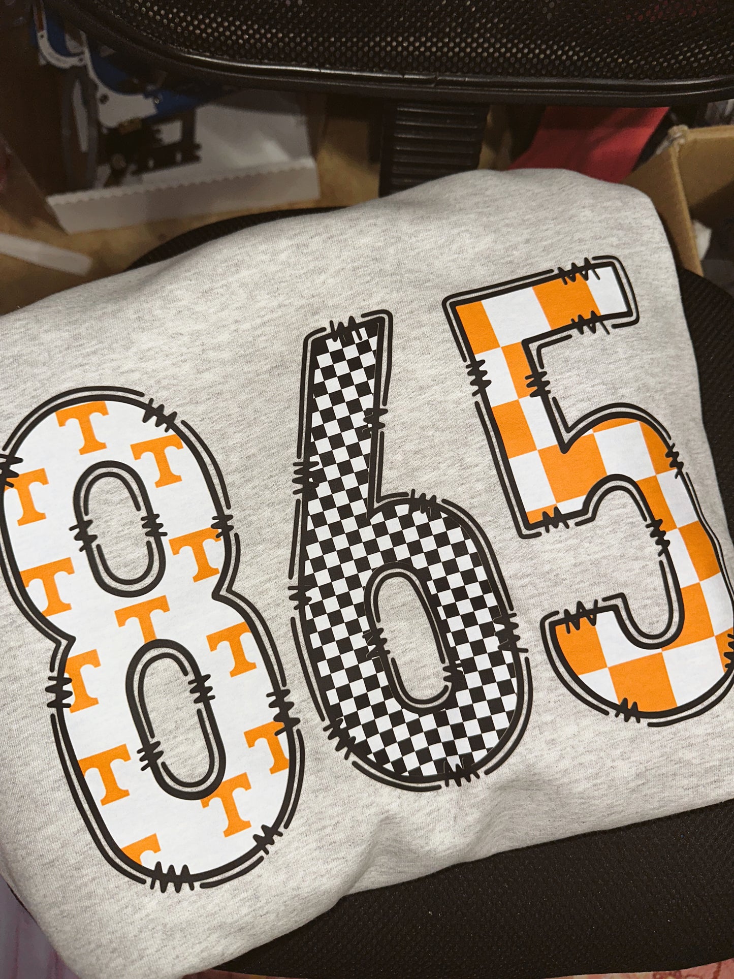 865